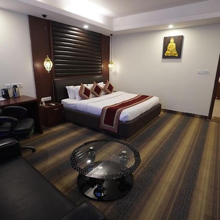 Hotel Avn Grand Ранчи Екстериор снимка