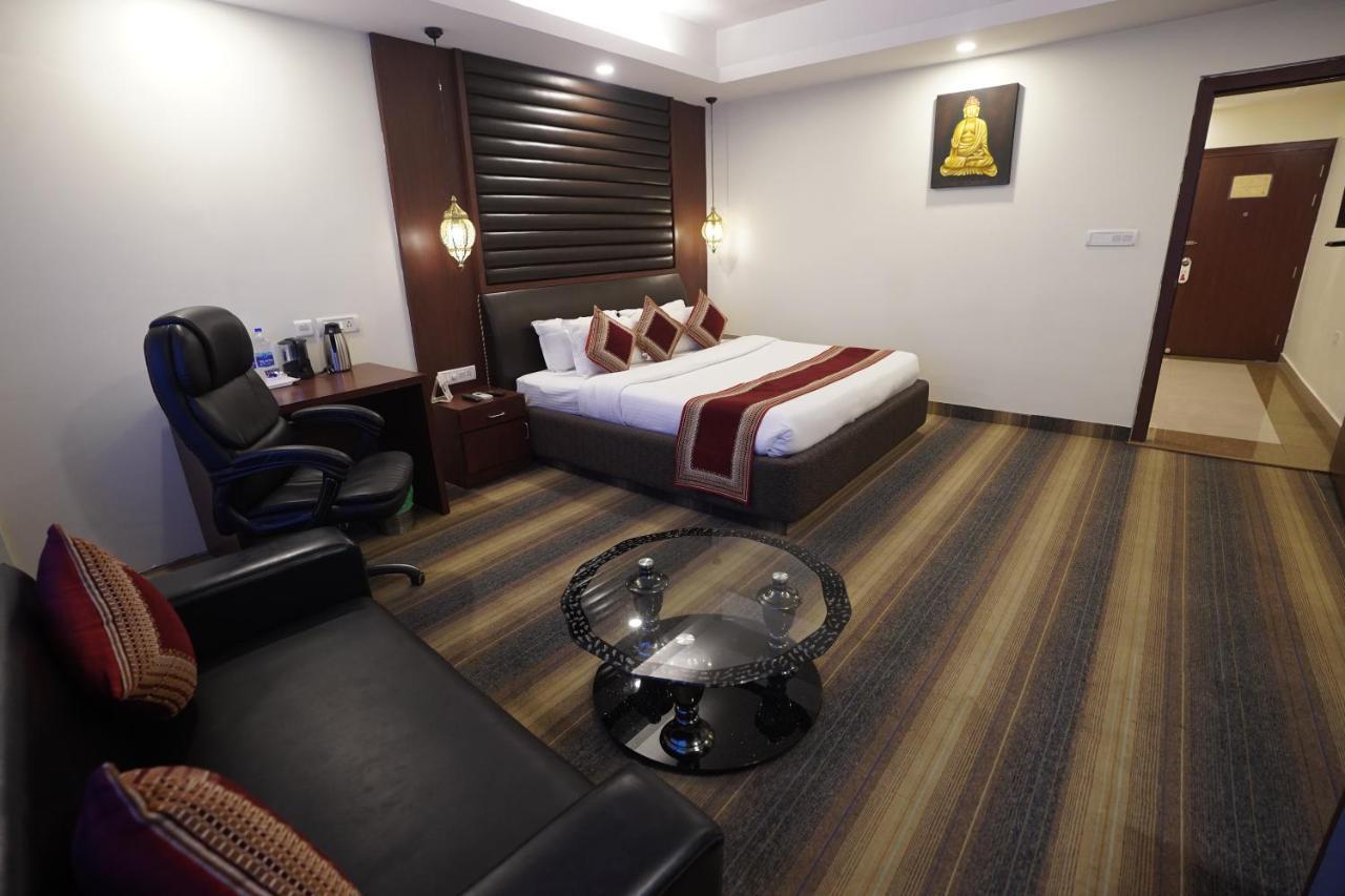 Hotel Avn Grand Ранчи Екстериор снимка