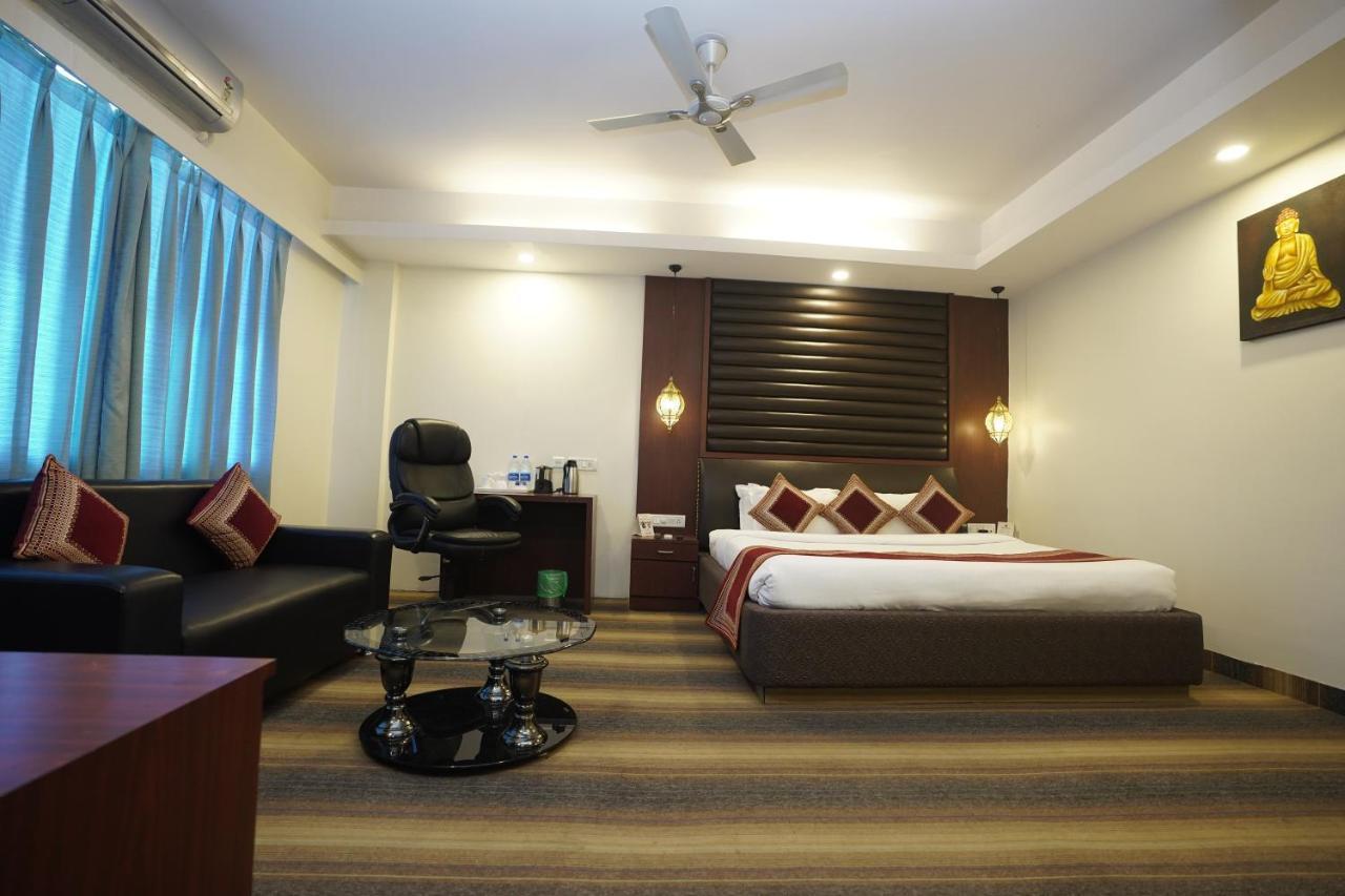 Hotel Avn Grand Ранчи Екстериор снимка